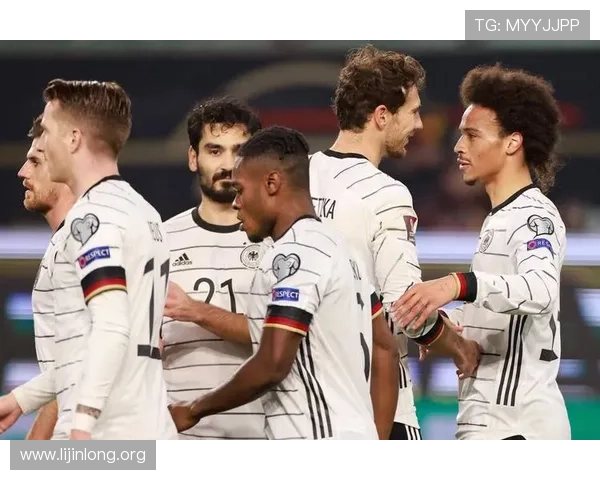 2026年世界杯扩充到48支球队将带来哪些新机遇与挑战，足球迷和相关行业应如何应对